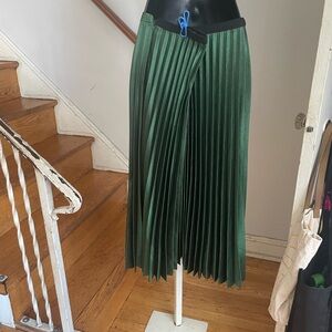 Green pleated skirt, elastic in the waist, side zipper, never worn